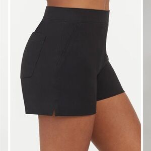 Spanx On-the-go shorts 4”. Women’s medium